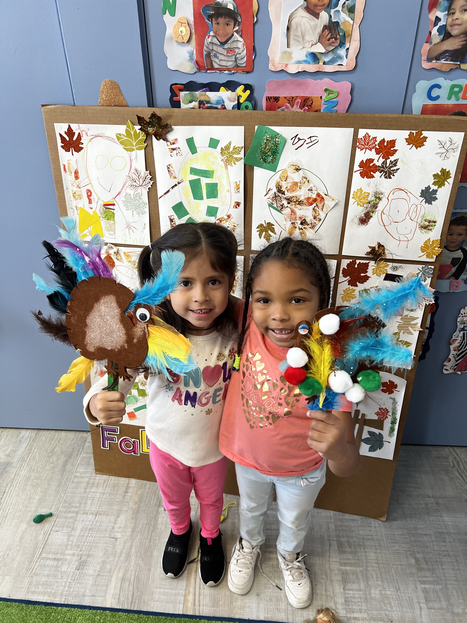 Preschoolers with turkey craft